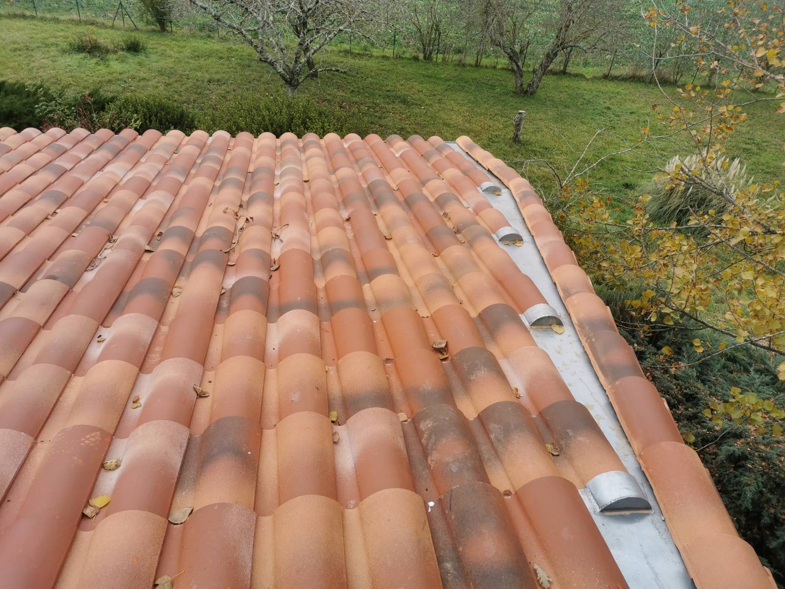 Pose d'un couloir en zinc pour toiture tordu proche d'Albi par les 2 charpentiers 