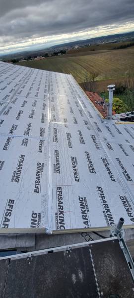 Isolation par dessus les chevron en efisarking a Toulouse part les 2 charpentiers. 