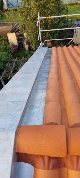 Realisasion d'habillage des acrotères en zinc dans le quartier St Simon a Toulouse par les 2 charpentiers. 