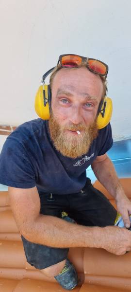 L'été est chaud pour les 2 charpentiers. ????