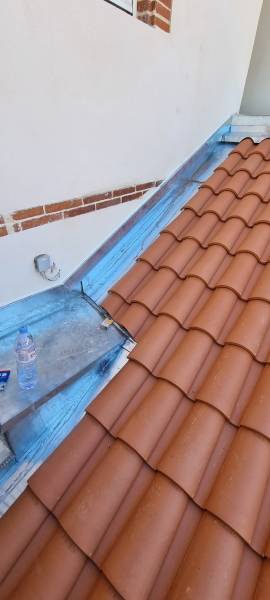 Création de couloir en zinc par les 2 charpentiers a Toulouse 