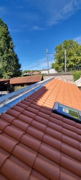 Rénovation totale de la charpente couverture et zinguerie avec ce faitage en zinc naturel fabriqué sur mesure pour une couverture en tuile, ainsi que la pose de fenêtre de toit a Toulouse par les 2 charpentiers 