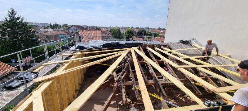 Bâchage du chantier par les 2 charpentiers a Toulouse. 