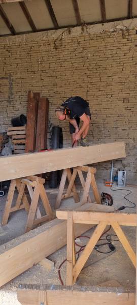 Taille d'une ferme traditionnelle sur chantier par David ... Les 2 charpentiers. 