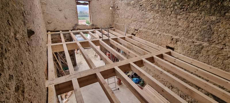 Réalisation d'un plancher en bois massif près de Toulouse par les 2 charpentiers.