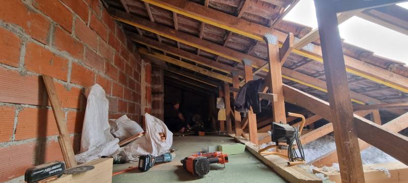 Réalisation d'un grenier dans une fermette par les 2 charpentiers a Toulouse. 