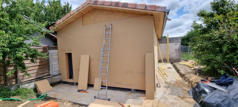 Isolation par l'extérieur en panneaux fibre de bois rigide sur ossature bois par les 2 charpentiers a Ramonville 