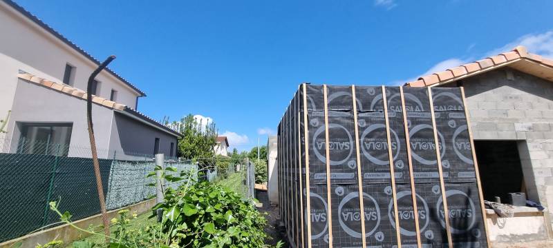 Isolation par l'intérieur  en panneaux fibre de bois rigide sur ossature bois avec la pose de l'écran pare pluie et des contre lattes  par les 2 charpentiers a Ramonville 