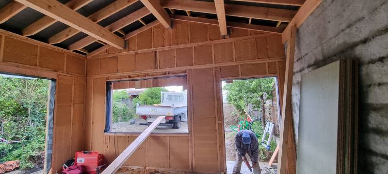 Isolation par l'intérieur  en panneaux fibre de bois rigide sur ossature bois par les 2 charpentiers a Ramonville 