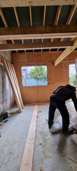 Isolation par l'intérieur  en panneaux fibre de bois rigide sur ossature bois par les 2 charpentiers a Ramonville 