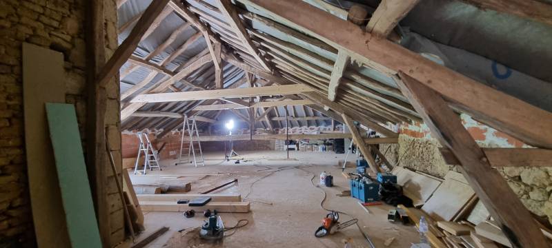 Modification de charpente proche de Toulouse par les 2 charpentiers. 