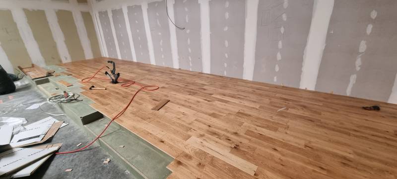 Pose de parquet en chêne massif par les 2 charpentiers a Toulouse ou Albi  