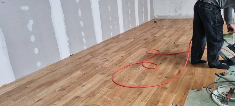 Réalisation en cour de la pose d'un parquet en chêne massif a Toulouse ou Albi par les 2 charpentiers  