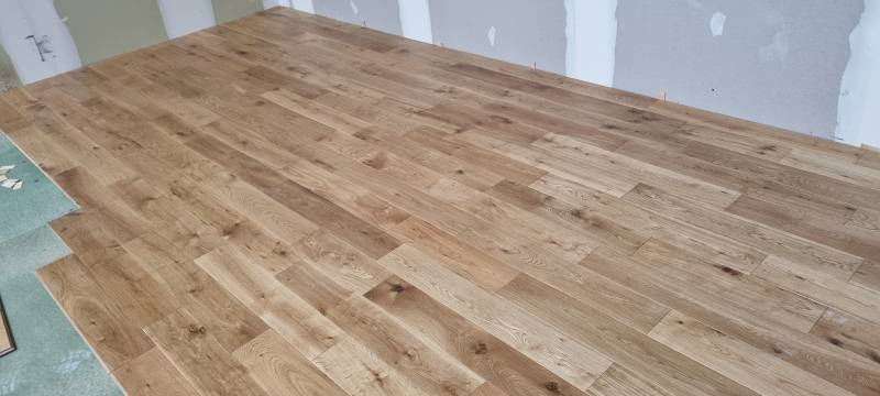 Artisan spécialiste de la pose de parquet en chêne massif a Toulouse ou a Abi.Les 2 charpentiers.  