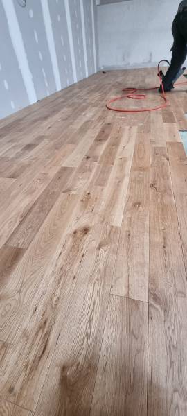 Pose en cous par les 2 charpentiers sur la pose de parquet en chêne massif a Toulouse 