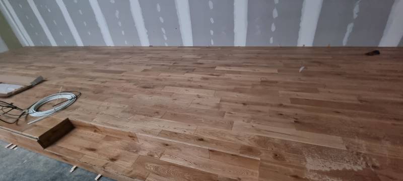 Réalisation de la pose de parquet en chêne massif a Toulouse ou a Albi par les 2 charpentiers. 