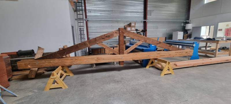 Taille d'une ferme traditionnelle dans notre dépôt de Toulouse par les 2 charpentiers.