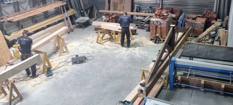 taille d'une charpente tradi dans notre dépôt a Toulouse 