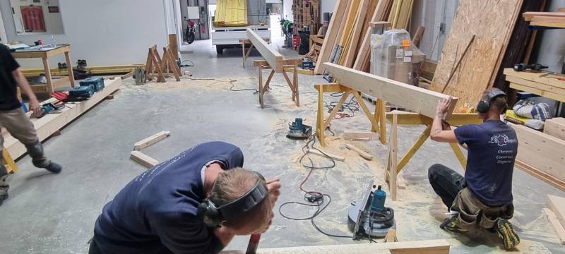 realisiation d'une charpente dans notre dépôt a Toulouse chez les 2 charpentiers 