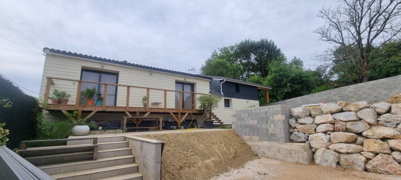 Fabriation d'un balcon et d'une etrrasse en bois sur mesure par les 2 charpentiers, artisan charpentiers a Albi. 
