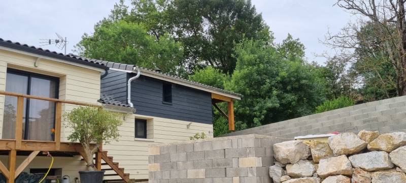 Réalisation d'une terrasse en bois classe 4 sur poteaux bois et de l'escalier par les 2 charpentiers. Artisan charpentier a Albi.