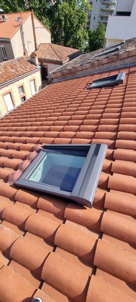 Pose de deux  fenêtres de toit électrique avec volets roulant électrique sur une couverture en tuile au minimes centre de Toulouse par les 2 charpentiers. 