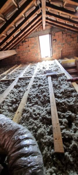 Isolation des combles perdue en laine de roche a souffler par les 2 charpentiers a Toulouse 