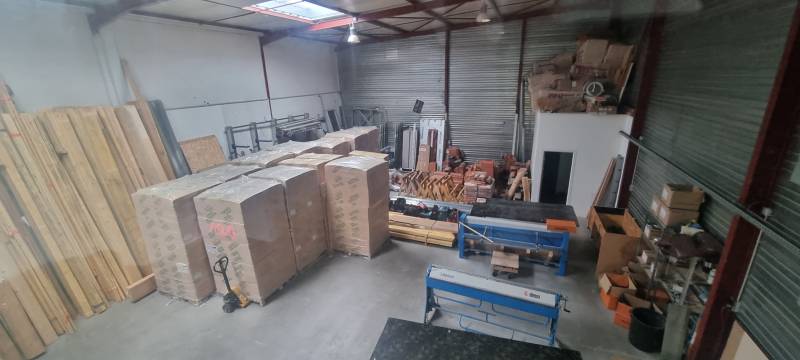 stock de 350m² dans notre dépôt pour le chantier en cour d'isolation en fibre de bois entre chevron a Toulouse centre ville par les 2 charpentiers.