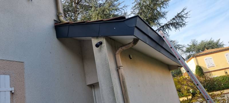 RENCONTRE DES PLANCHES DE RIVE EN ALUMINIUM RAL 7016 A GAGNAC SUR GARONNE 