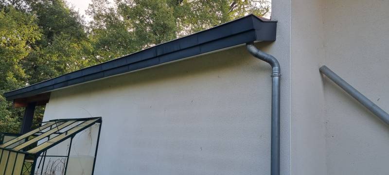 FINI L'ENTRETIEN AVEC L HABILLAGE DE PLANCHE DE RIVE EN ALU GRIS ANTHRACITE LES 2 CHARPENTIERS A GAGNC SUR GARONNE. 