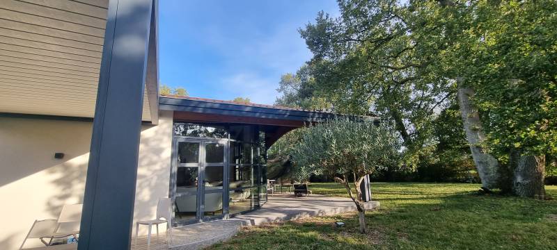 PLANCHE DE RIVE EN ALU GRIS ANTHRACITE LES 2 CHARPENTIERS 