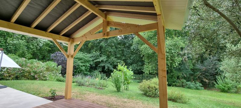 réalisation complète de la terrasse couverte en tuile par les 2 charpentiers a Albi. 