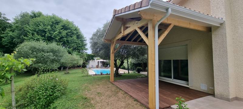 Réalisation d'une terrasse en charpente traditionnelle sur poteaux bois avec une couverture en tuile mécanique a Albi par les 2 charpentiers.