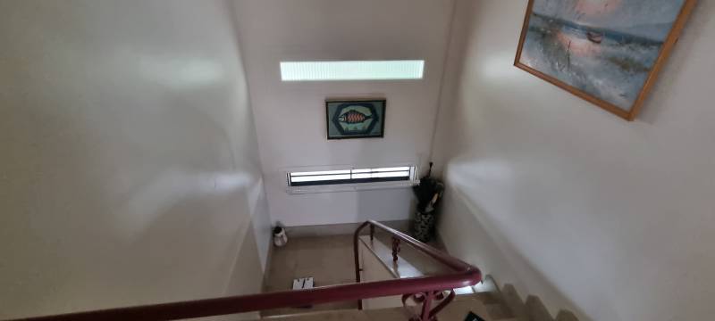 Vue de l'escalier avant la création de la mezzanine. les 2 charpentiers a Couffouleux