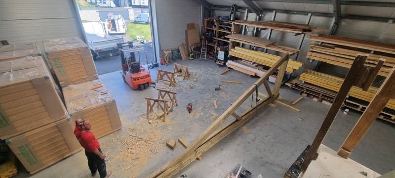 Taille en cours de la demi ferme traditionnelle dans nos ateliers de Couffouleux, proche de Rabastens par les 2 charpentiers. 