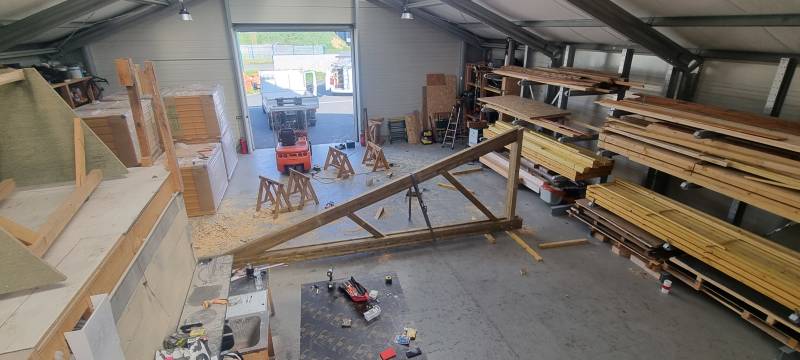 Réalisation de la taille d'une demi ferme dans nos ateliers de Couffouleux, par les 2 charpentiers, artisans charpentiers proche de Rabastens. 