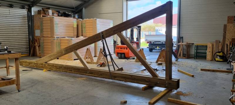 Assemblage a blanc de la charpente dans nos ateliers de Couffouleux, par les 2 charpentiers, artisan charpentiers couvreur, proche de Villemur sur Tarn 