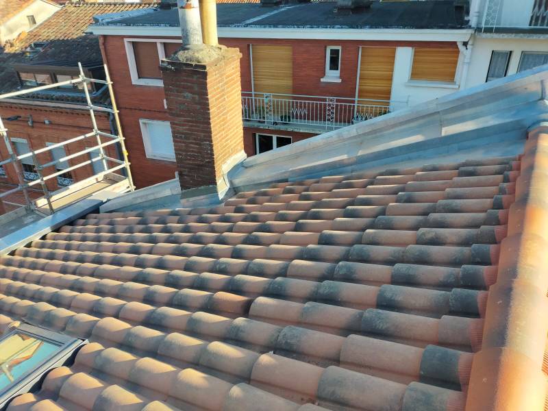 Realisation de la couverture en tuile et de la zinguerie en zinc naturel par les 2 charpentiers. a Toulouse 