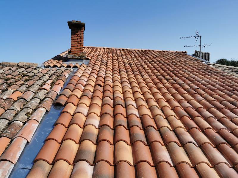 Réfection totale d'une couverture en tuile avec la création de couloir en zinc naturel pour le raccord entre deux toiture, ainsi que l'entourage de cheminée en zinc a Gemil proche de Toulouse  par les 2 charpentiers