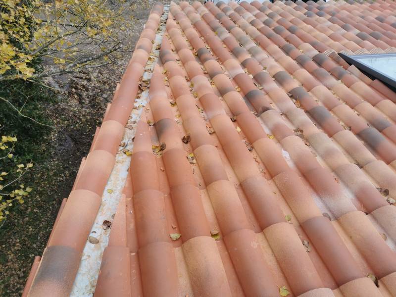 Rénovation de la couverture en tuile avec l'ajout de couloir en zinc naturel pour toiture tordue, par les 2 charpentiers proche de Toulouse 
