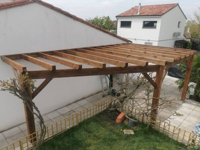 Réalisation d'une pergola bois et du portillon par les 2 charpentiers a Toulouse 