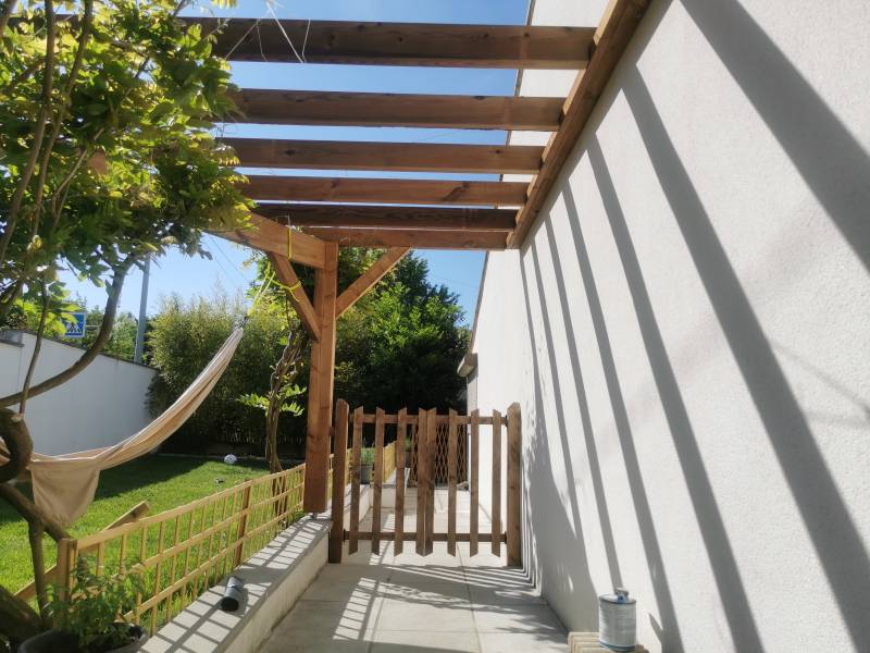 création d'une pergola bois par les 2 charpentiers a Toulouse 