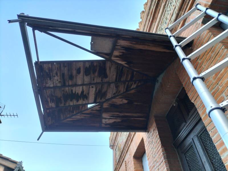 vue avant notre intervention de réfection sur la couverture en zinc pour la protection de la porte d'entrée de la maison , réalisé par les 2 charpentiers, artisan spécialiste de la zinguerie a Toulouse et a Albi.   