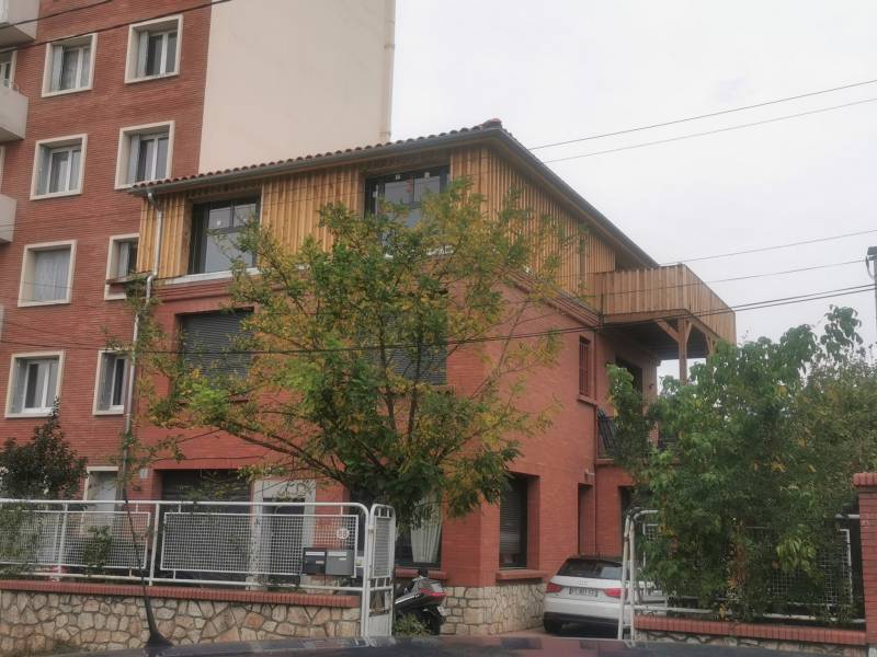 surélévation les 2 charpentiers spécialisée dans la surélévation a Toulouse  en centre ville.a Toulouse  en centre ville. 