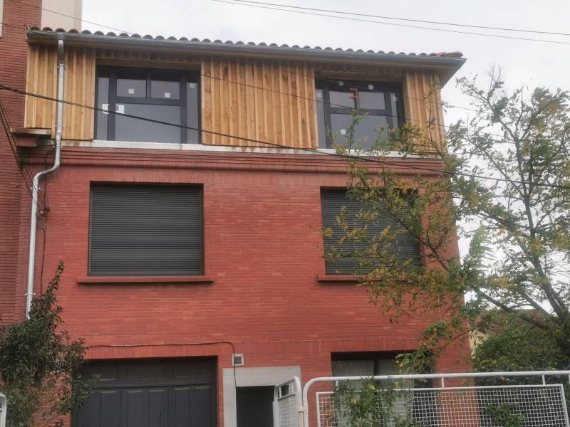 Surélévation en centre ville de Toulouse par les 2 charpentiers avec un  bradage bois en châtaigniers. 