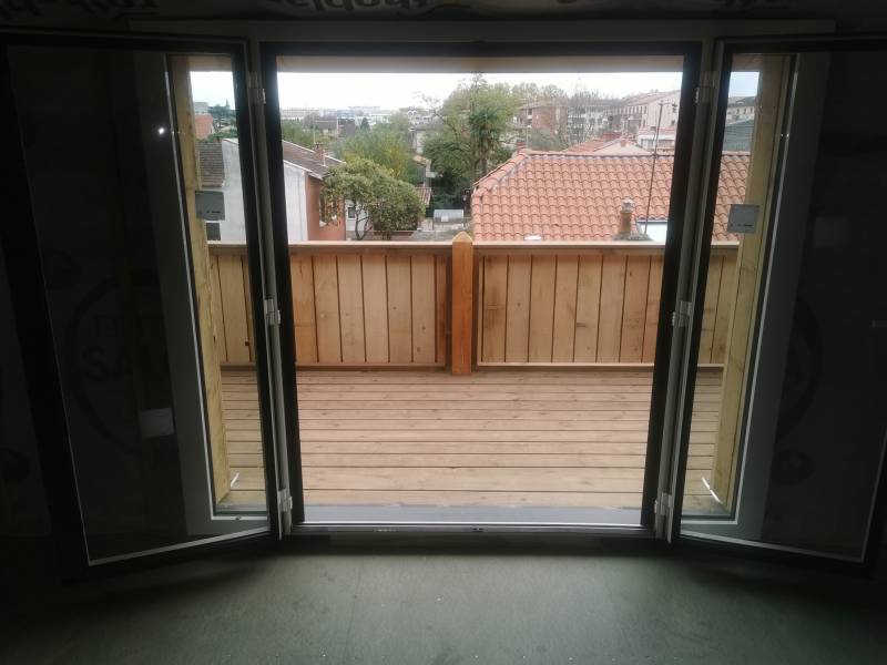 Balcon en bois réaliser par les 2 charpentiers a TOULOUSE 
