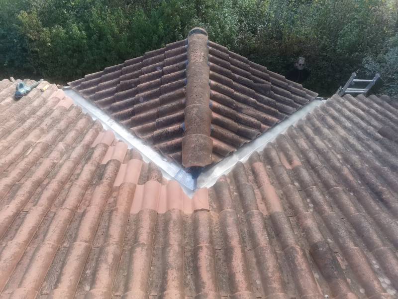 Rénovation de la noue en zinc a Toulouse par les 2 charpentiers.
