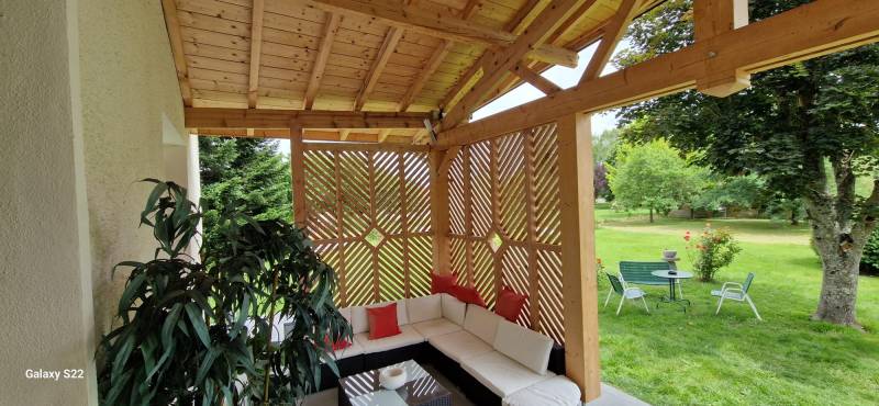 Un brise vue en bois réalise par les 2 charpentiers a Toulouse. 