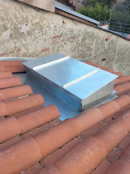 Pour support de clim en zinc nat les 2 charpentiers a Toulouse 