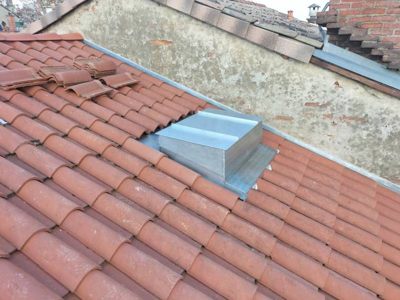 Support de clim sur mesure pour toiture en tuile  en zinc naturel  par les 2 charpentier a Toulouse 